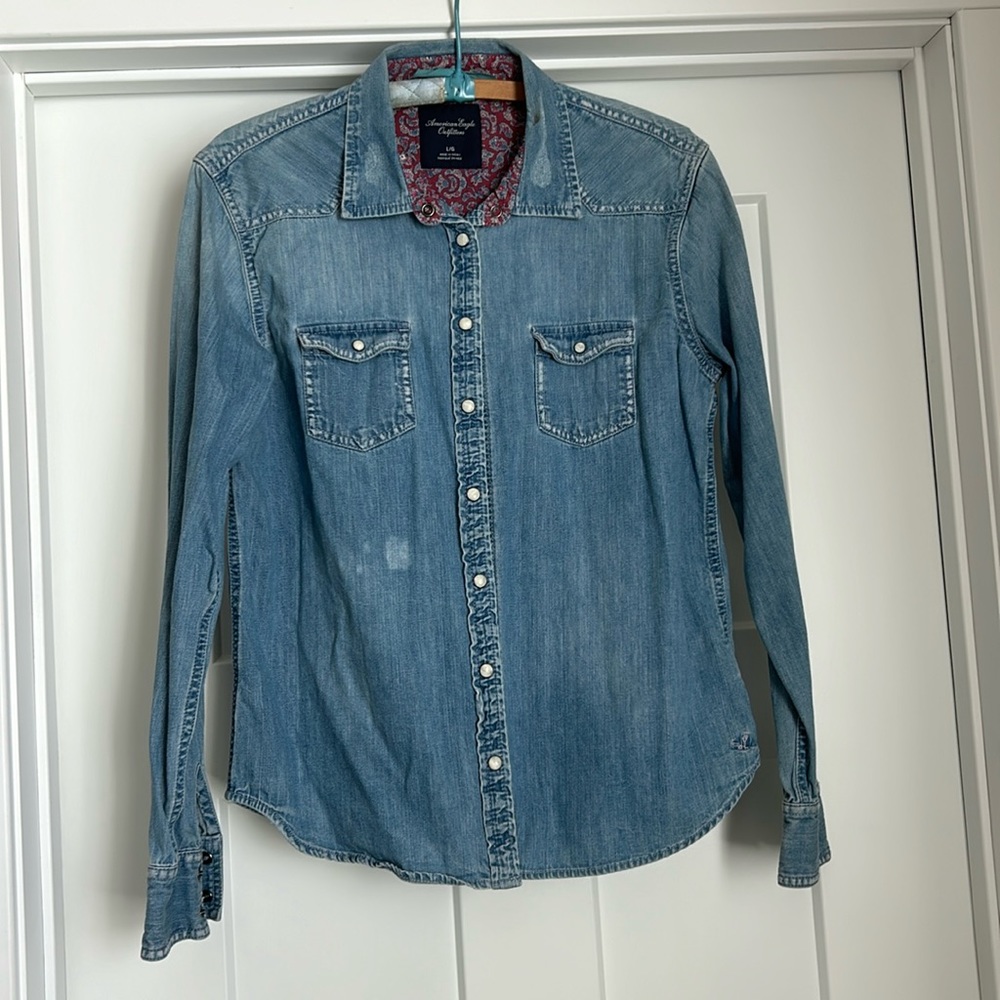 American Eagle button up jean shirt with pearl buttons & distressing size Large